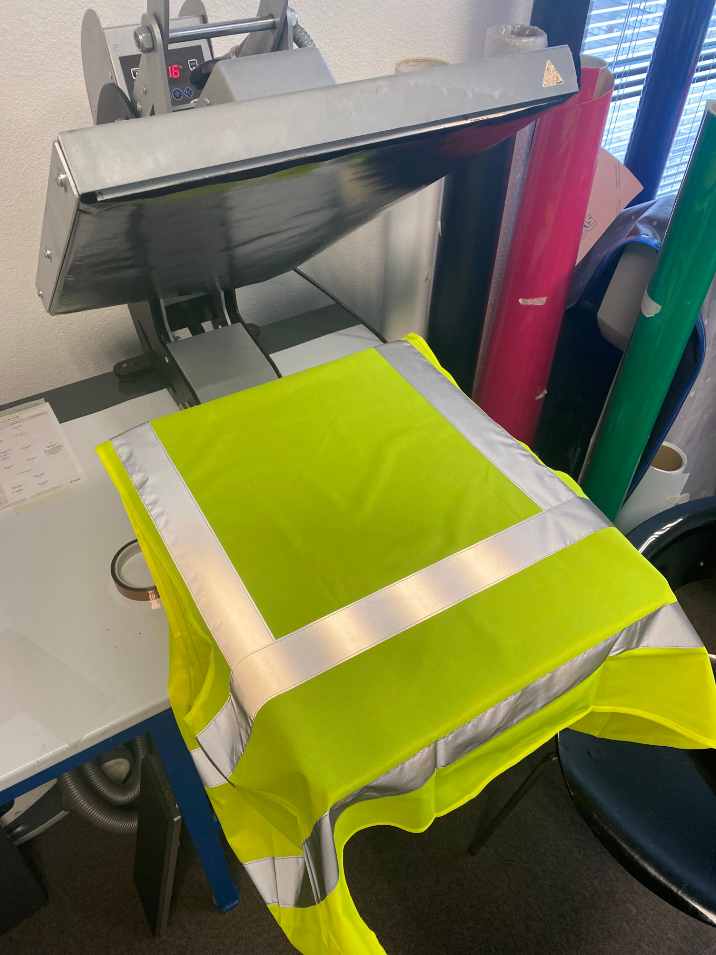 Gilet haute visibilité en cours de marquage sous la presse